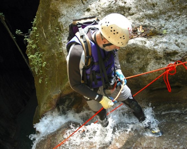  Abstieg in die Höhle 